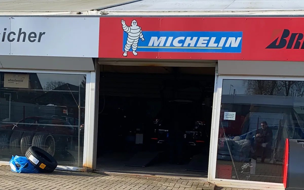 Geöffnetes Werkstatttor vom Reifen Treff mit Michelin-Schriftzug über der Einfahrt